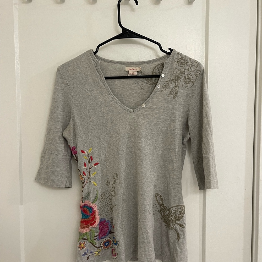 Vintage Y2K Sundance Light Gray Short Sleeve Tee with Colorful Floral Embroidery